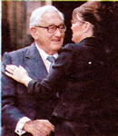 Henry Kissinger (ex segretario di Stato americano per il partito repubblicano) abbraccia Sarah Palin (candidata dal repubblicano John McCain alla vice presidenza degli Stati Uniti) (La Repubblica, mercoled 24 settembre 2008): luomo a cui non piacevano Salvador Allende, Aldo Moro ed Enrico Berlinguer abbraccia la donna a cui non piace Barack Obama. Speriamo che almeno questultimo sopravviva...