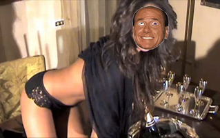 Iris Berardi a una festa di Obama con la maschera di Berlusconi.