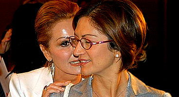Per la serie "Amiche che ti si rigirano per mostrare il tuo naso ai fotografi": Daniela Santanchè e Mariastella Gelmini.