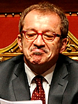 Per la serie "Questioni inesistenti": il portatore di moccichino verde Roberto Maroni.