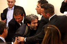 Gianfranco Mascia mentre viene allontanato da palazzo Grazioli. (Clicca sulla miniatura per vederla meglio. E, soprattutto, per vedere meglio i volti degli allontanatori).