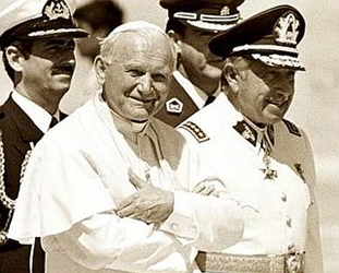 Per la serie "Santo sbito": il Wojtyla, papa, e il Pinochet, massacratore. (Da Segnalazioni).
