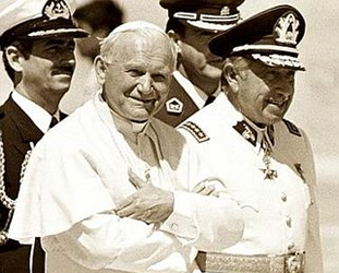 Il signor Wojtila col massacratore Pinochet. Che era cileno, non argentino, ma che a Videla e Massera ha insegnato a massacrare.