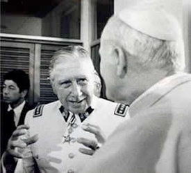 Per la serie "Santo sbito": il Wojtyla, papa, e il Pinochet, massacratore. (Da Segnalazioni).