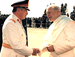 Per la serie "Gli amici di Giuda": il massacratore nazista Pinochet e il protettore di preti pedofili Wojtyla si salutano affettuosamente.