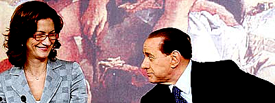 Per la serie "Da governi pollaio, classi e scuole pollaio": la Gelmini e il Berlusconi.
