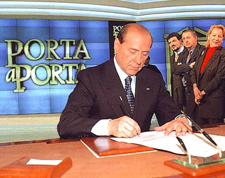 Il Berlusconi firma il cosiddetto "Contratto con gli Italiani". Quelli che se la bevono.