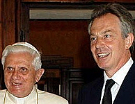 Per la serie "Gli manca Hitler, ma prima o poi andr a trovarlo": il Blair con alcuni di quelli con cui ha brindato contro l'Umanit