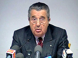 A sinistra, la vignetta di Staino su "L'Unit" del 31 agosto 2011 (tratta dal sito "Segnalazioni"). A destra (e dove se no?), per la serie "La peggior borghesia d'Europa", Carlo De Benedetti, editore de "La Repubblica".
