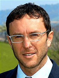 Per la serie "Che ne direbbe Lombroso?": a sinistra, lo sguardo aperto di Massimo Zedda; a destra (e dove, se no?) quello di Fabio Fecci.