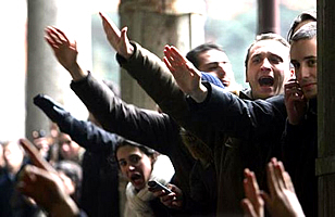 Per la serie "Quanto sono sicuri gli ospedali cattolici?": studenti della Cattolica di Milano "accolgono" Prodi nel gennaio 2008.