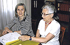 Per le serie "Non gliene va bene una": le dieci domande a Berlusconi (a sinistra, cliccale per ingrandirle) e le due sorelle Ghedini (a destra).