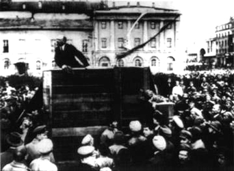Per la serie "Fatti sparire": a sinistra, Trotzki ai piedi del palco durante un comizio di Lenin; a destra, Trotzki cancellato.
