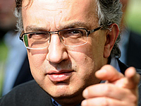 Per la serie "Antagonisti per professione della Democrazia e dei Diritti": Sergio Marchionne mentre guarda il Sole dellAvvenire.