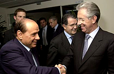 Per la serie "C' chi al Berlusconi stringe la mano mentre quello lo deride, e chi invece non gliela stringe": Berlusconi, Monti e Prodi.