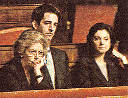 La signora Elsa, il figlio e la figlia di Monti ascoltano il discorso del "premier" al Senato. ("La Repubblica", venerd 18 novembre 2011). E lo guardano, sembrerebbe, con lo stesso (molto scarso) entusiasmo con cui lavremmo guardato noi, se fossimo stati l. La qual cosa  consolante, pur nello sconforto che ci attanaglia, perch conferma il nostro intuito.