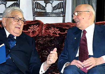 Per la serie "l'Amerikano": Il Napolitano e il Kissinger ricordano il loro primo incontro negli Usa mentre Aldo Moro era prigioniero delle Brigate rosse.