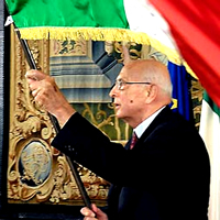 Per la serie "Vediamo chi la vince, se i padri del trota e del porcellum o i Padri della Patria": il Bossi e Giorgio Napolitano.