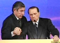 Per la serie "Meglio una mela al giorno": lo Scapagnini mentre si prende cura del Berlusconi.