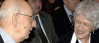 Per la serie "Siamo un bel gruppetto affiatato, no?": la Spinelli col Napolitano.