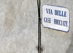 Non c paese che non abbia dato alle sue vie nomi anche curiosi, buffi, o semplicemente insoliti. Quelli della Valle dellAniene sono (quasi) tutti raccolti in Via degli Odonimi Curiosi della Valle dellAniene e Dintorni: 150 immagini, una pi sorprendente dellaltra.