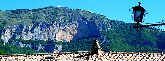 Il "Tour in progress" di ScuolAnticoli nella Valle dell'Aniene continua con... "Passeggiata a Vallepietra" e "Passeggiata alla Trinit�": centinaia di immagini, una pi� bella dell'altra, di due luoghi tra i pi� suggestivi del Lazio e d'Italia! Cliccando qui!