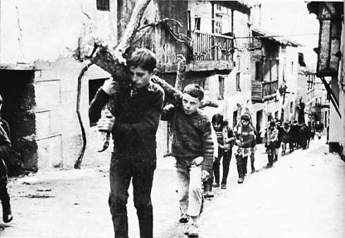 Processione di Bambini, in Spagna, al tempo in cui la Chiesa era pappa e ciccia con la dittatura fascista di Francisco Franco.