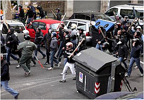 Per la serie "Vistoso calo delle aggressioni fasciste da quando c' il governo Monti": Casa Pound in azione a Roma.