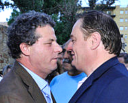 Per la serie "Chi se li beve?": il Ferrandelli, il Faraone e la Monastra, che vogliono far perdere la signora Borsellino. Sotto, i due che il Ferrandelli, il Faraone e la Monastra vogliono far vincere: il Cracolici (a sinistra, in amorosi sensi col Miccicch) e il Lumia (a destra, col Cracolici).