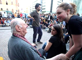 Per la serie "Ognuno ha gli amici che si merita": a sinistra Dario Fo con i giovani artisti di Macao; a destra, la Cancellieri con il De Gennaro. Al centro, la strategia dell'intimidazione.