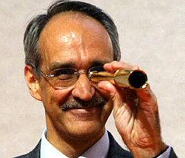 Per la serie "I finti sinistri fingono sempre": l'Ichino mentre finge di guardare dentro un cannocchiale.