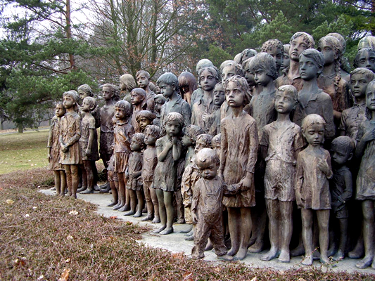 ScuolAnticoli dedica questa immagine del Memorial ai Bambini di Lidice al ministro Francesco Profumo e alla distruzione della Scuola che egli porta avanti e intensifica contro i Bambini e i Ragazzi italiani. Contro il loro futuro. Contro le loro vite.