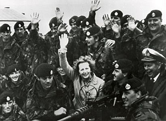 Per la serie "Essere come la Thatcher?": be, Monti, non basta somigliarle e vestirti da donna quando sei solo, ti ci vuole anche una guerra come quella delle Falklands e, come diceva il tuo precursore Benito Mussolini, qualche migliaio di morti.