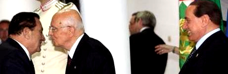 Per la serie "Indovina chi si dimentic di fare gli scongiuri!": il Napolitano bacia il Mubarak mentre il Berlusconi guarda e ride.