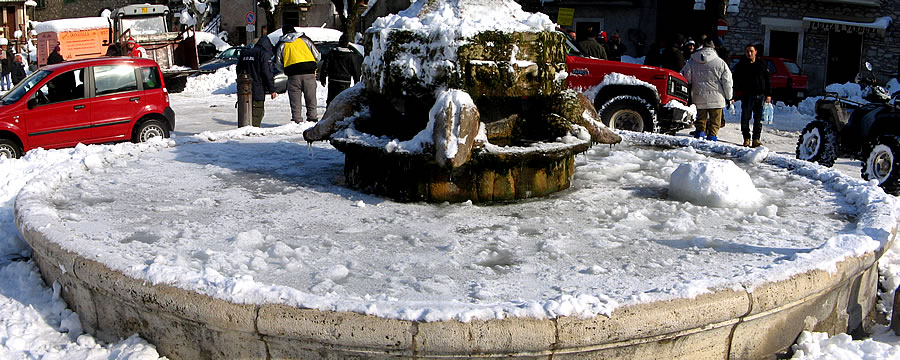 Anticoli Corrado, fontana di Arturo Martini gelata, domenica 5 febbraio 2012 - ore 9:00.