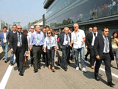 Per la serie "Nemici dei Lavoratori le cui scorte minacciano a mano armata i Lavoratori che fanno il proprio dovere": Fornero Elsa e il suo "codazzo" (copyright "La Repubblica") all'autodromo di Monza.