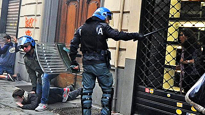 In tutta Italia, oggi, venerd 5 ottobre 2012, gli estremisti di destra Monti e Cancellieri hanno scatenato i picchiatori di Bambini. Vergogna a loro, vergogna a chi li ha messi al governo e vergogna a chi al governo li sostiene. Basta col governo dei servi delle tirannie finanziarie e dei nemici dei Lavoratori, dei Pensionati, dei piccoli Imprenditori, delle Famiglie. Basta col governo dei nemici dei nostri Figli e del loro futuro.