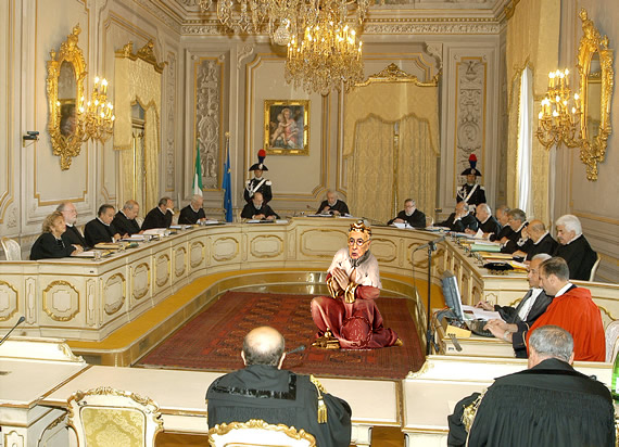 Un'immagine storica: "Re Giorgio" Napolitano riconosce umilmente che non  un sovrano assoluto: non sar lui, e neanche Eugenio "sir Biss" Scalfari, a decidere cosa i magistrati possano o non possano fare, bens la Corte Costituzionale.