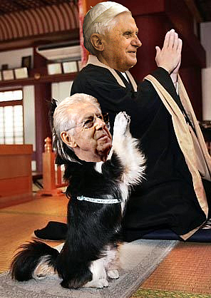 Per la serie "Il miglior lacch del papa": il Monti Mario mentre cerca di uniformarsi al Ratzinger Joseph. Senza offesa per i cani.