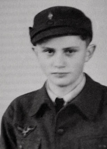Per la serie "Paradisi diabolici": la paradisiaca giovent (a destra) del giovane Ratzinger (a sinistra).