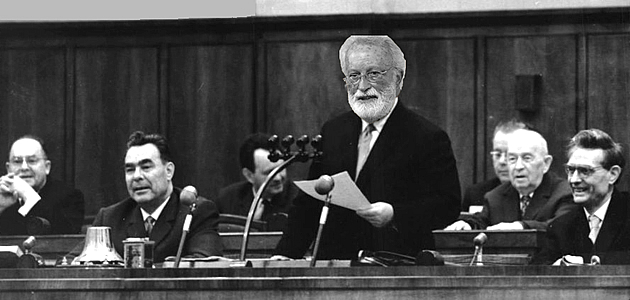 Per la serie "Contrordine, compagni!":Eugenio Scalfari, segretario generale del PCUS, riconosce lesistenza delle tirannie finanziarie globali. Accanto a lui, ma assai pi giovani, i compagni Breznev e Suslov non nascondono il loro sollievo.