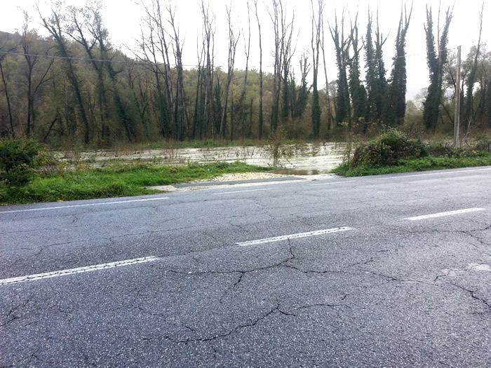 Marano Equo, il fiume a ridosso della via Sublacense, venerd 30 novembre 2012.