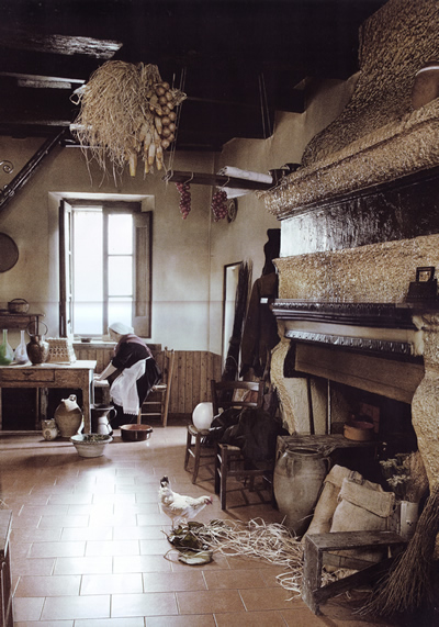 E' uscito (finalmente!) il Calendario 2013 dell'Associazione San Nicola da Myra: "Sogno e realt nella tradizione popolare di Anticoli Corrado - Pose artistiche contemporanee ad Anticoli Corrado", con quattordici belle fotografie di Riccardo Abbondanza e uno stuolo di 35 modelle e modelli anticolani di tutte le et (nella foto di febbraio, da "La poesia del camino" di Alberto Carosi, c' Daniela Grifoni), tra cui molti ex alunni della nostra Scuola.