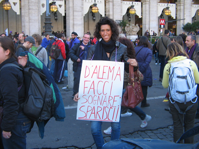 Roma, piazza della Repubblica, sabato 5 dicembre 2009. E' il NoBerlusconiDay indetto dal Popolo Viola. Ma qualcuno pensa che non si possa manifestare contro Berlusconi senza manifestare anche contro D'Alema. Chiss perch, eh? (Foto di Luigi Scialanca). (Venerd 19 aprile 2013. Luigi Scialanca, scuolanticoli@katamail.com).