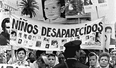 I rapimenti di bambini messi in atto dalle dittature fasciste sudamericane furono preceduti, talvolta ancor prima che esse fossero instaurate, da campagne di propaganda di estrema destra contro i genitori "comunisti" accusati di avvelenare le menti dei figli.