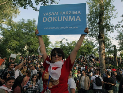 "Yaşam Tarzima Dokunma": "Non toccare il mio stile di vita!" Onore e un immenso Grazie al Popolo Turco, che manifestando contro l'oppressione religiosa ci ricorda generosamente il nostro primo dovere verso quelli che verranno dopo di noi e verso noi stessi. (Luned 3 giugno 2013. Luigi Scialanca, scuolanticoli@katamail.com).