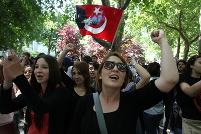 Onore e un immenso Grazie al Popolo Turco, che manifestando contro l'oppressione religiosa ci ricorda generosamente il nostro primo dovere verso quelli che verranno dopo di noi e verso noi stessi. (Luned 3 giugno 2013. Luigi Scialanca, scuolanticoli@katamail.com).