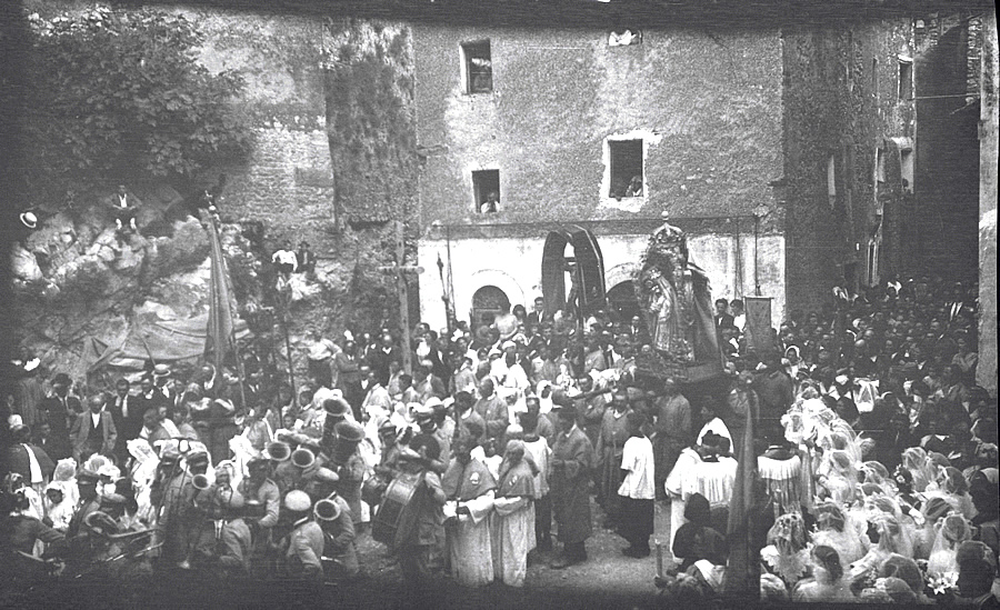 Quando in piazza del Mercato ci si arrampicava sulle rocce... Immagini di Anticoli di cento anni fa