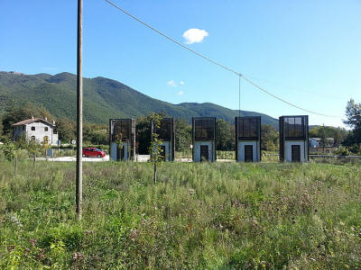 A questo punto, il visitatore si volta a guardare la steppa desolata che qualche povero alberello (dinanzi alla prima e alla seconda costruzione a partire da sinistra) lo invita ancora, malinconicamente, a chiamare giardino...