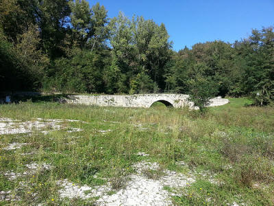 Poi, finalmente, ecco il Ponte, bellissimo nonostante il degrado. Ma dinanzi a esso un vasto piazzale, accuratamente pavimentato ma ormai quasi del tutto scomparso sotto la vegetazione, sembra gi in attesa di essere riscoperto dagli archeologi del futuro.